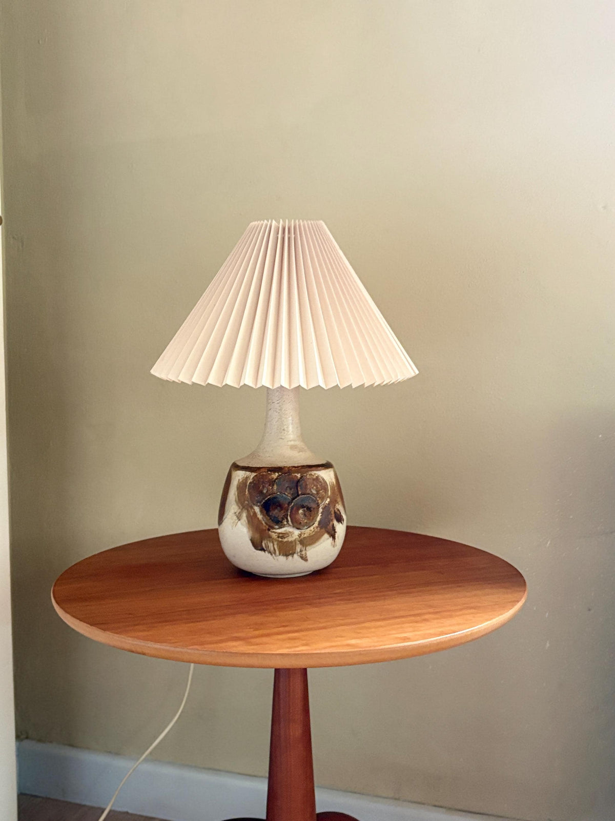 Axella Stentøj bordlampe model 721 med cremeglasur, brune medaljoner og original plisseret skærm