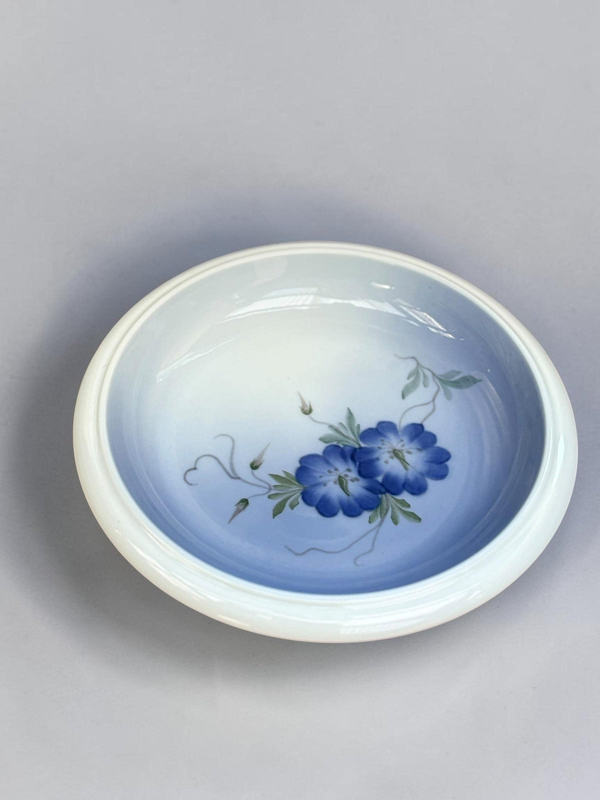 Royal Copenhagen porcelænsskål model 2800/2559 med blå og hvide toner og håndmalede snerleblomster