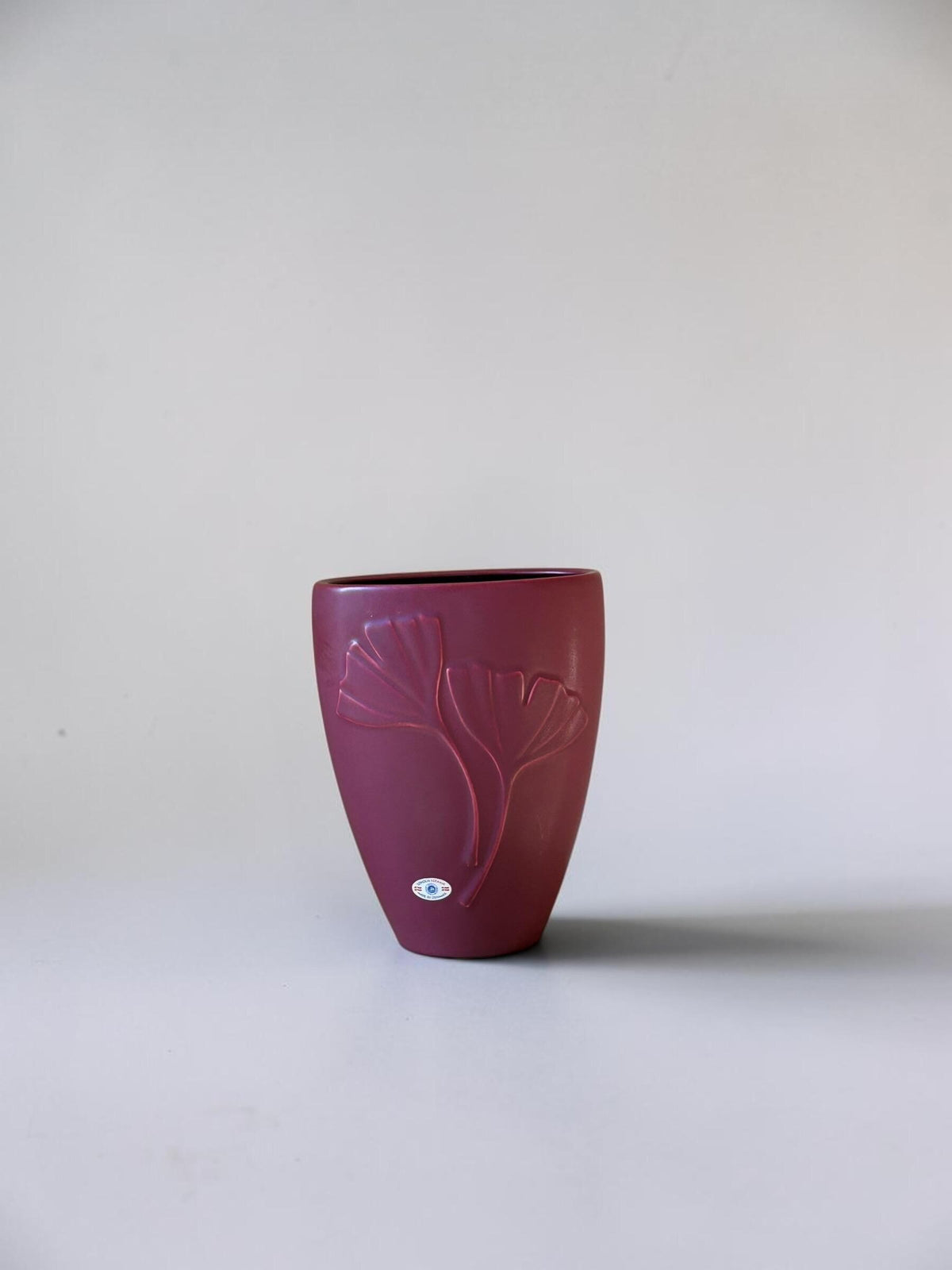 Søholm Ginkgo-vase i mat bordeaux stentøj med præget bladmotiv