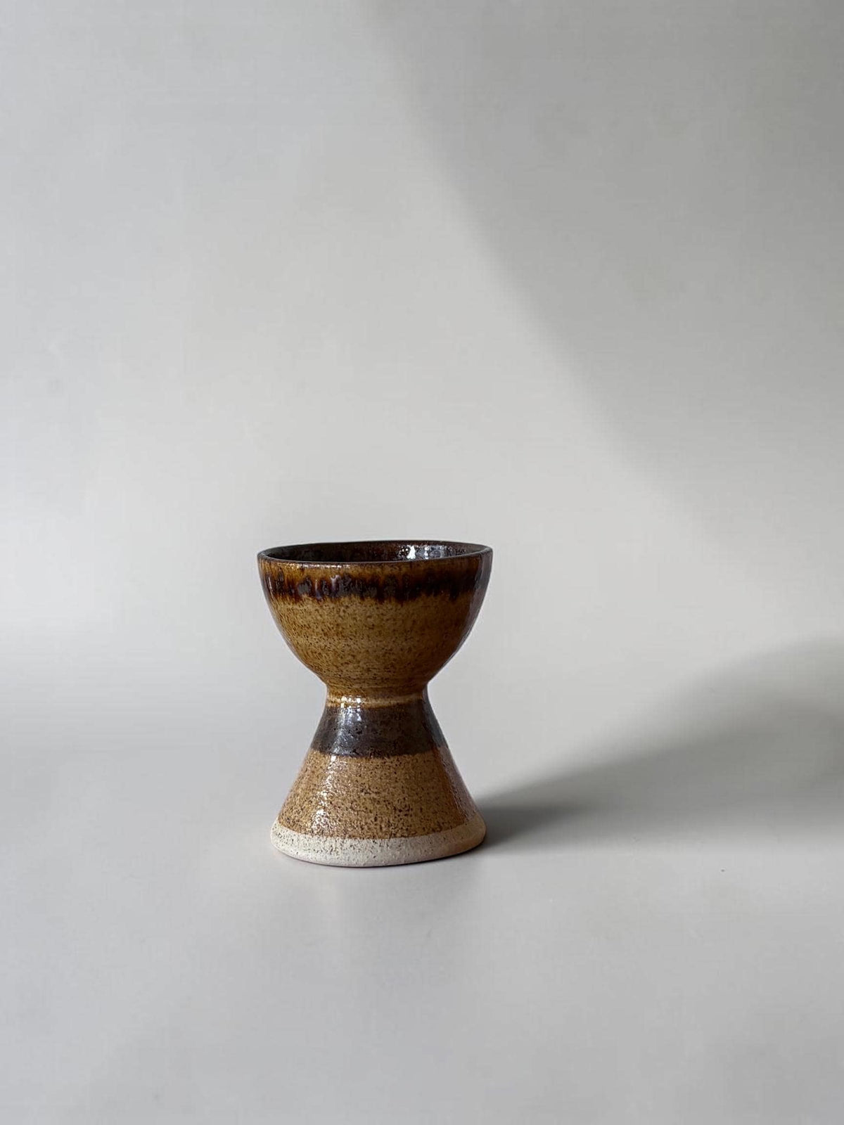 Per Engström timeglasvase i stentøj med rav-, okker- og mørkebrun jernglasur, 10 cm