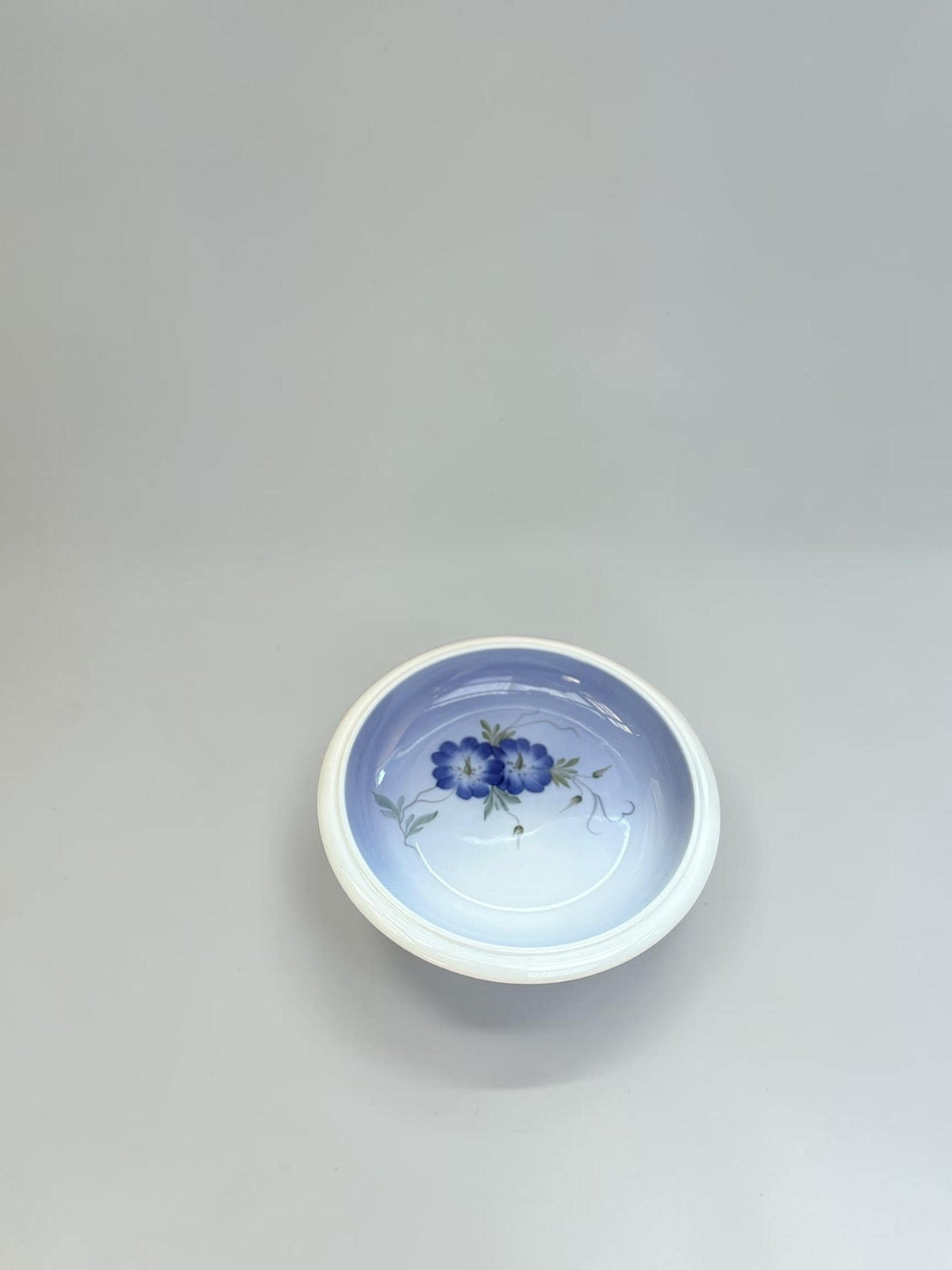 Royal Copenhagen porcelænsskål model 2800/2559 med blå og hvide toner og håndmalede snerleblomster