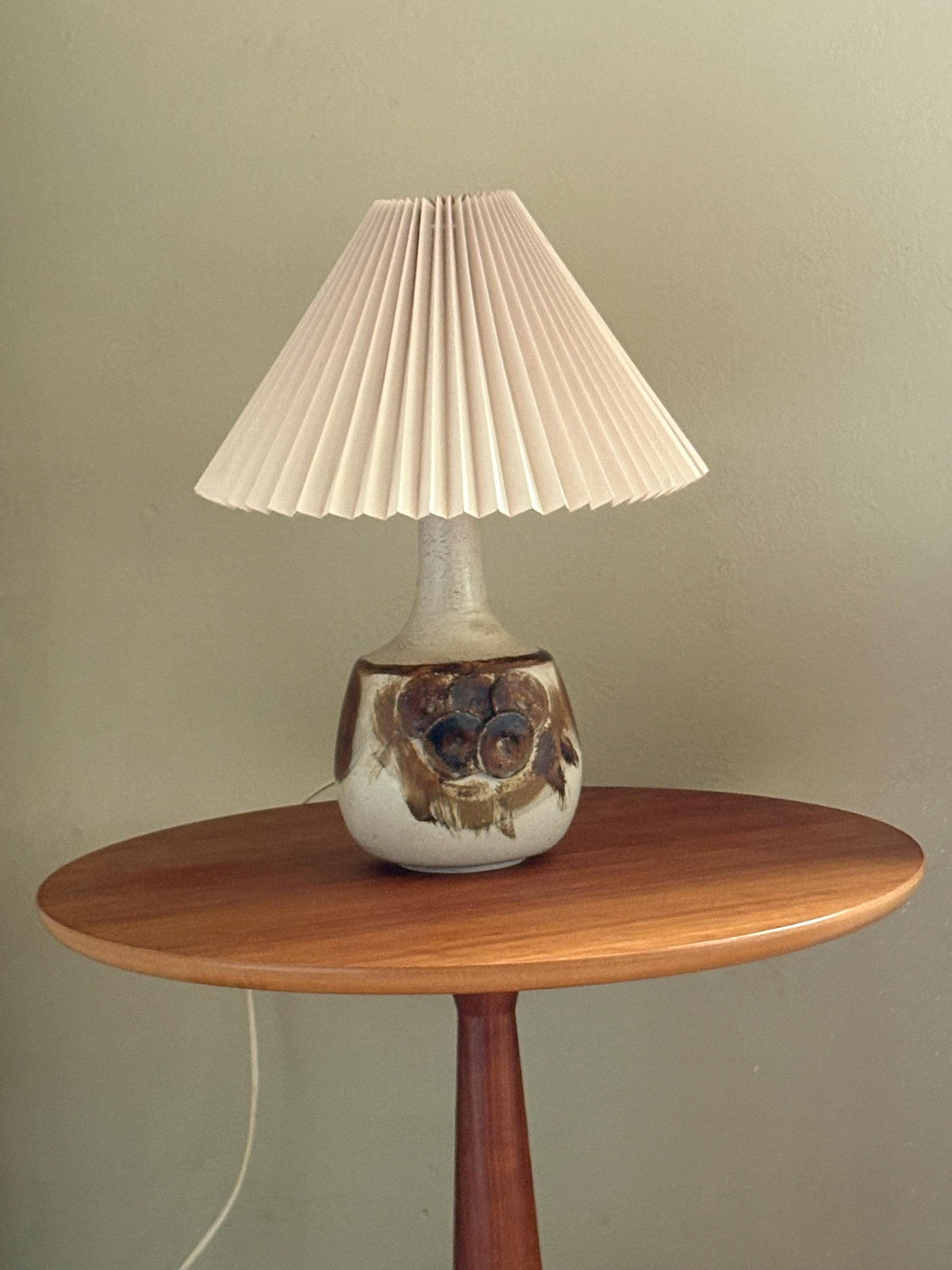 Axella Stentøj bordlampe model 721 med cremeglasur, brune medaljoner og original plisseret skærm
