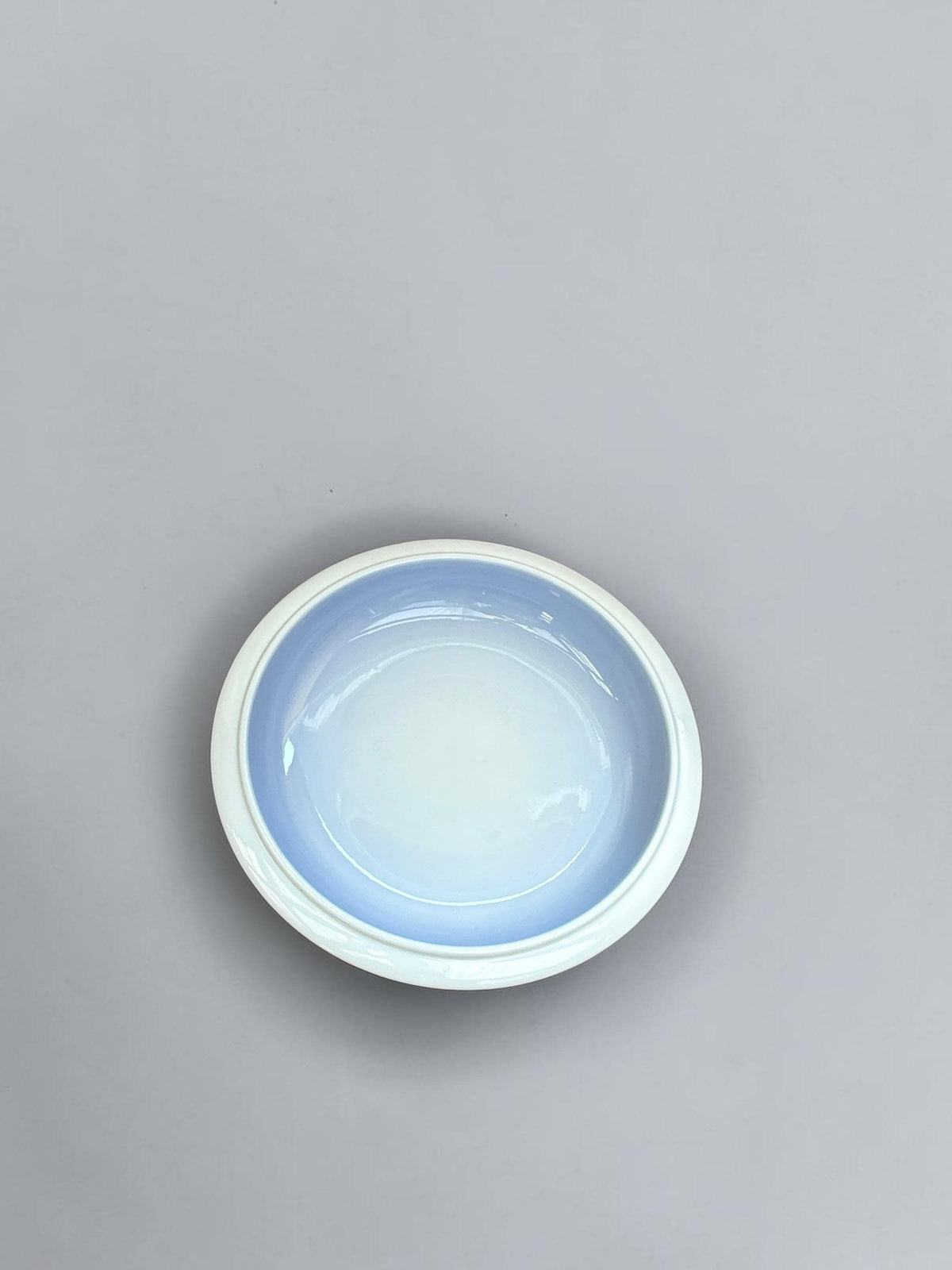 Royal Copenhagen porcelænsskål model 2559 med blå-hvid ombré uden blomsterdekor