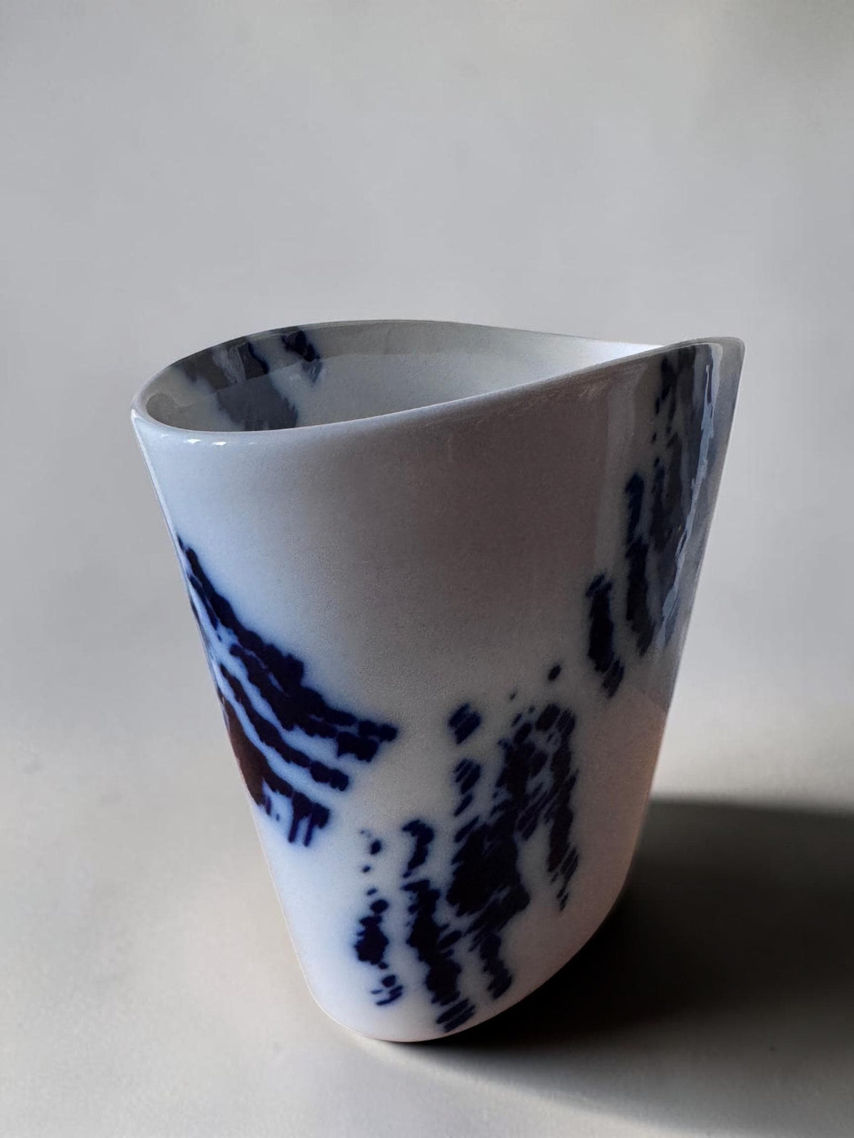 Royal Copenhagen model 367 porcelænsvase af Ivan Weiss med koboltblå dekoration