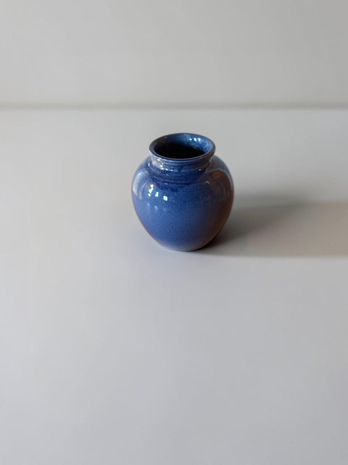 Dansk håndlavet knopvase i koboltblå og lavendelfarvet keramik, 12 cm