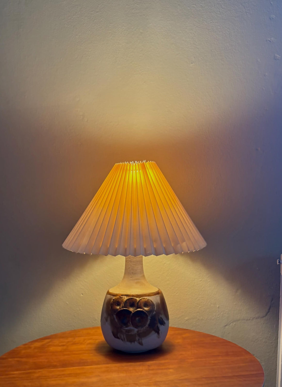 Axella Stentøj bordlampe model 721 med cremeglasur, brune medaljoner og original plisseret skærm