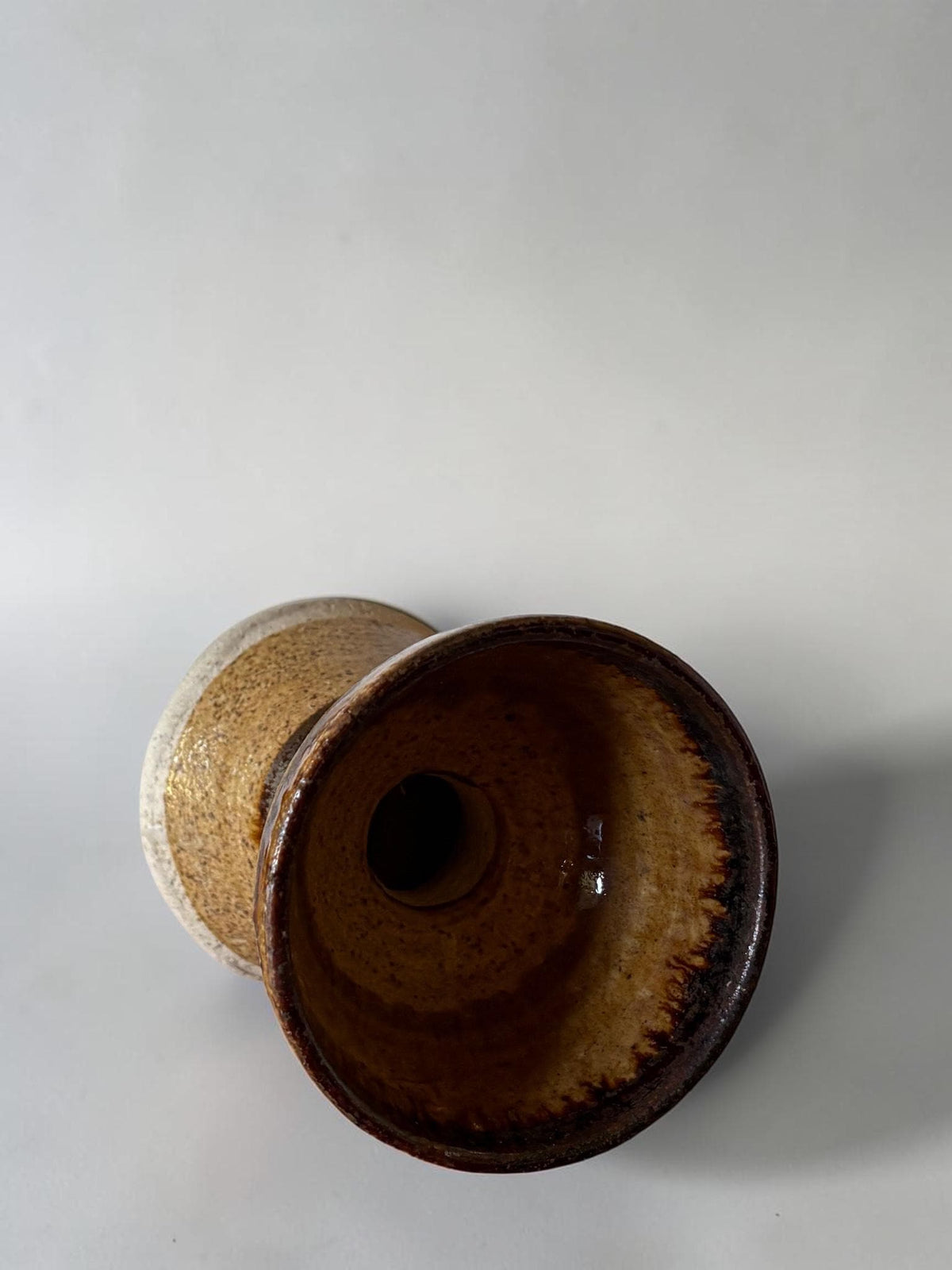 Per Engström timeglasvase i stentøj med rav-, okker- og mørkebrun jernglasur, 10 cm