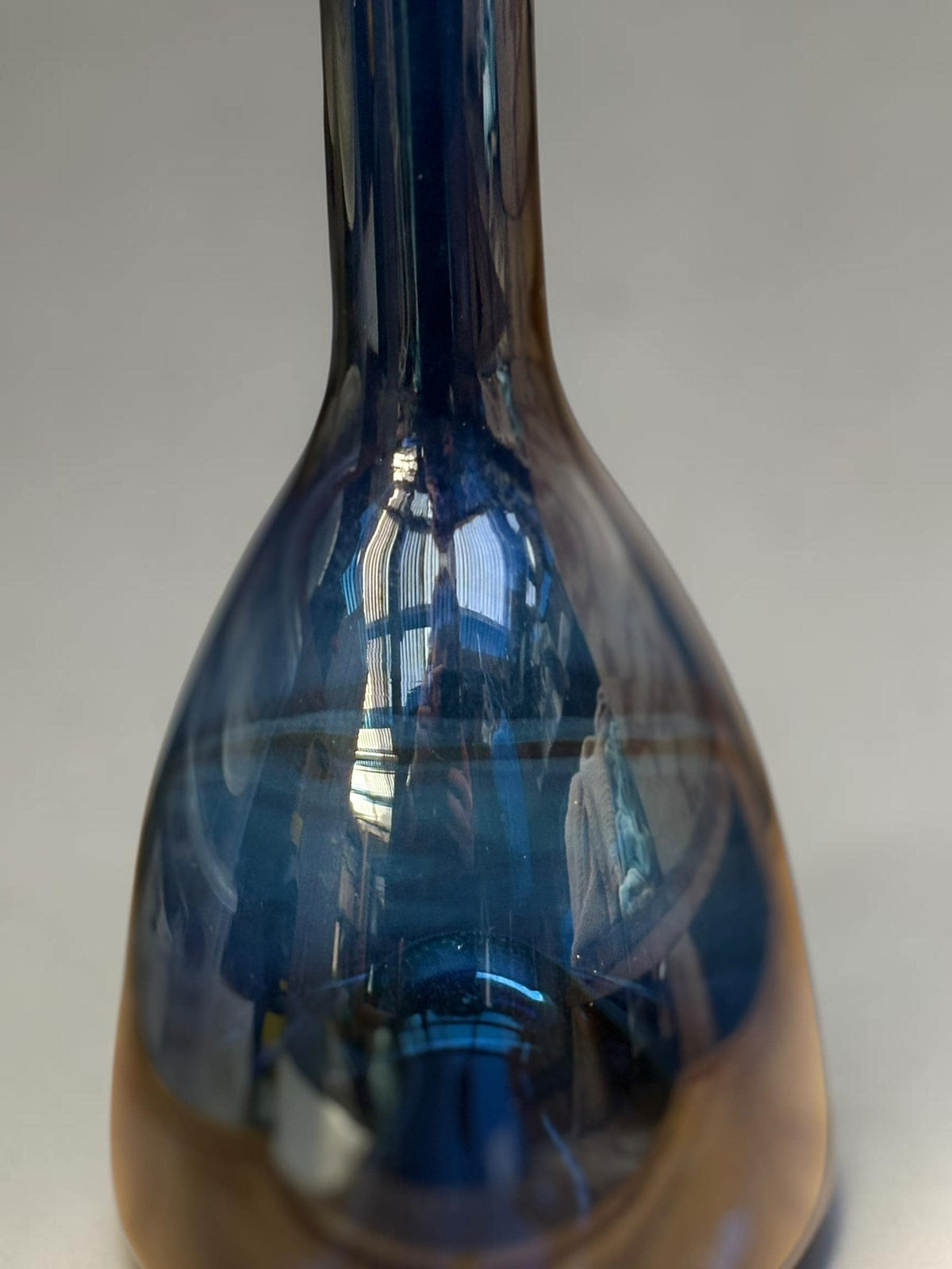 Orrefors sommerso-vase i koboltblåt og ravfarvet glas, 31 cm høj