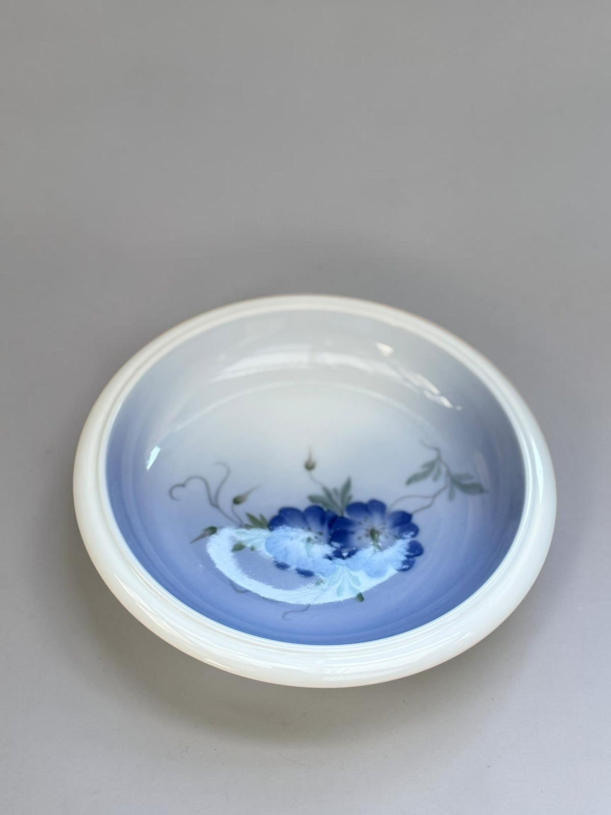 Royal Copenhagen porcelænsskål model 2800/2559 med blå og hvide toner og håndmalede snerleblomster