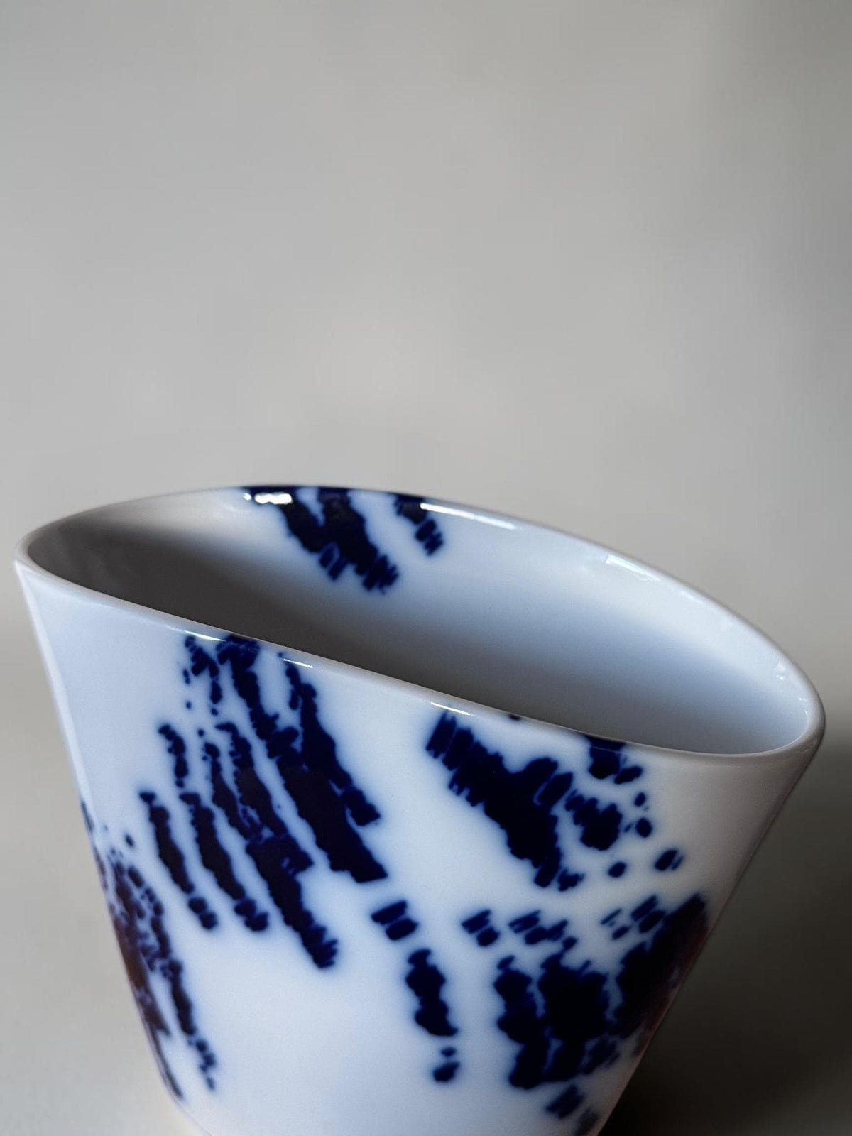 Royal Copenhagen model 367 porcelænsvase af Ivan Weiss med koboltblå dekoration