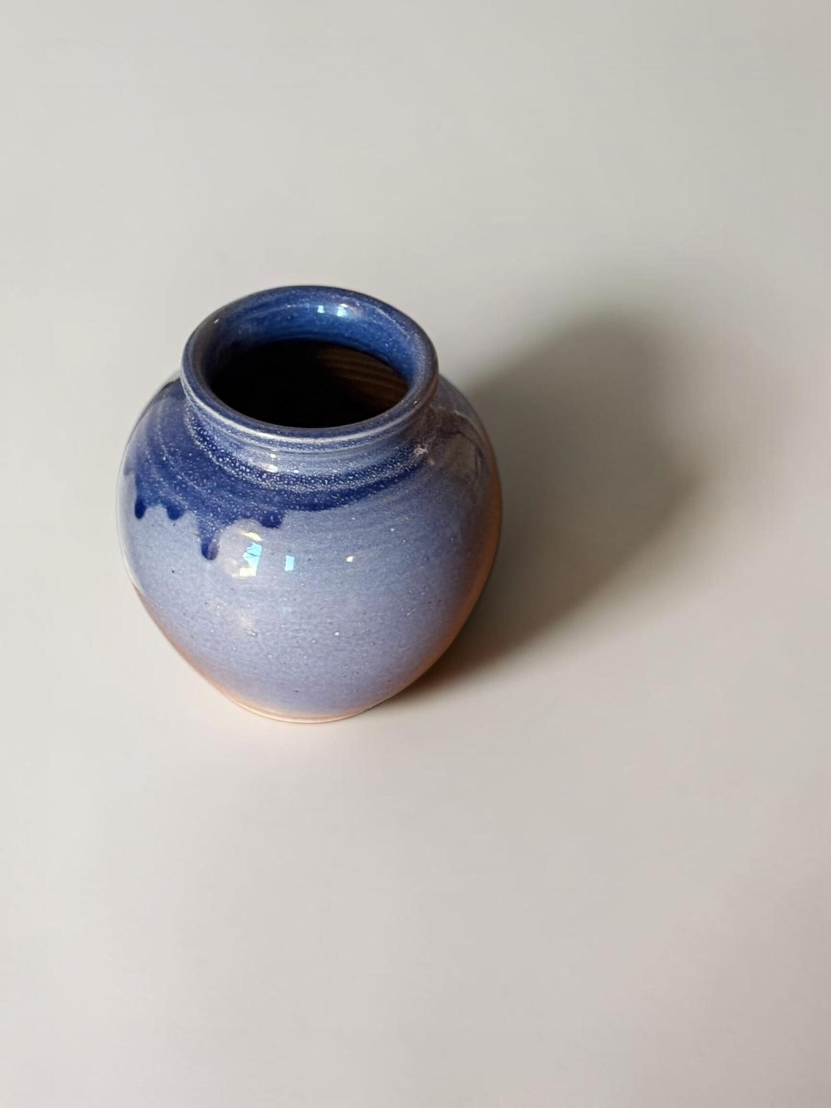 Dansk håndlavet knopvase i koboltblå og lavendelfarvet keramik, 12 cm