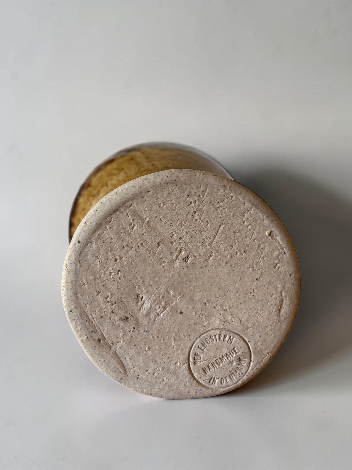 Per Engström timeglasvase i stentøj med rav-, okker- og mørkebrun jernglasur, 10 cm