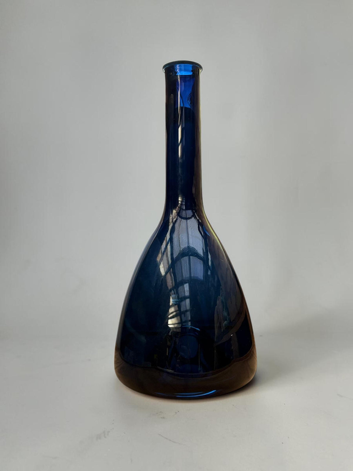 Orrefors sommerso-vase i koboltblåt og ravfarvet glas, 31 cm høj