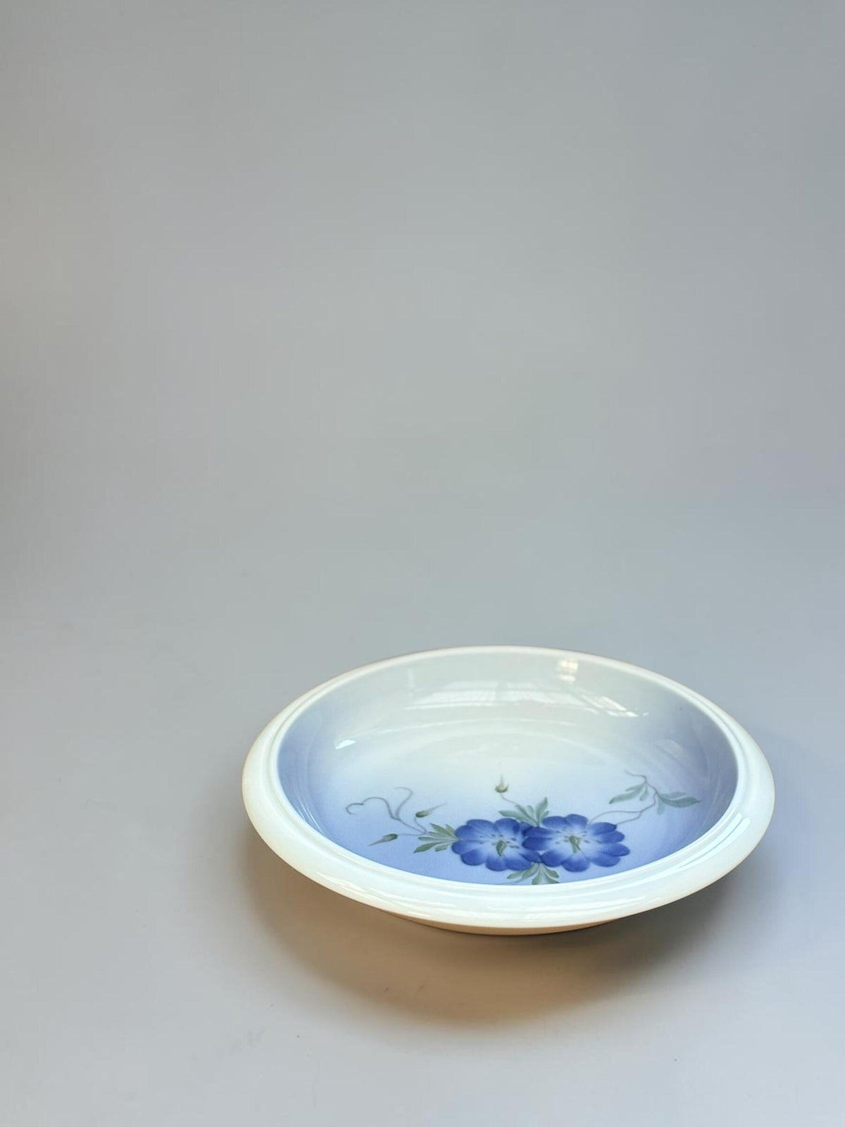 Royal Copenhagen porcelænsskål model 2800/2559 med blå og hvide toner og håndmalede snerleblomster