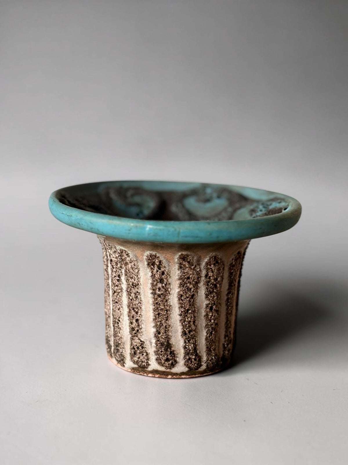 Strehla Keramik model 6015 lysestage med riflet fod og turkis lavaglaseret skål