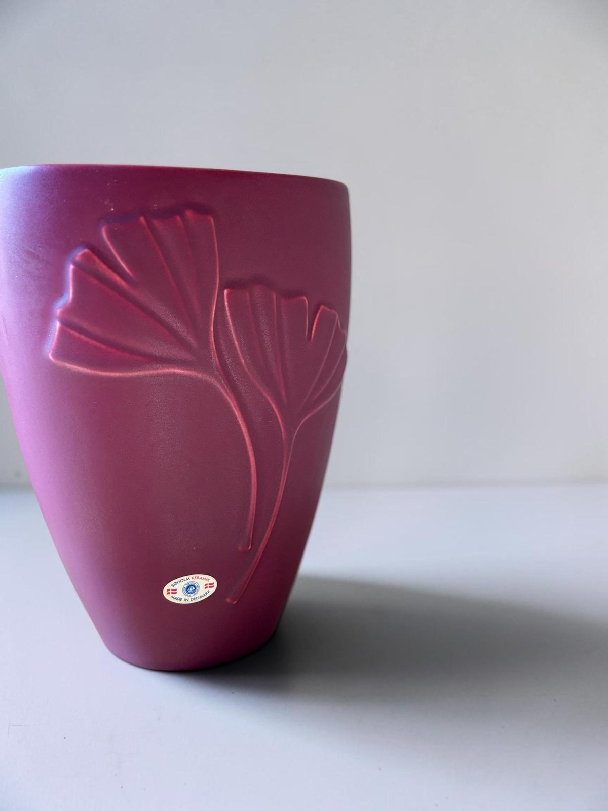 Søholm Ginkgo-vase i mat bordeaux stentøj med præget bladmotiv