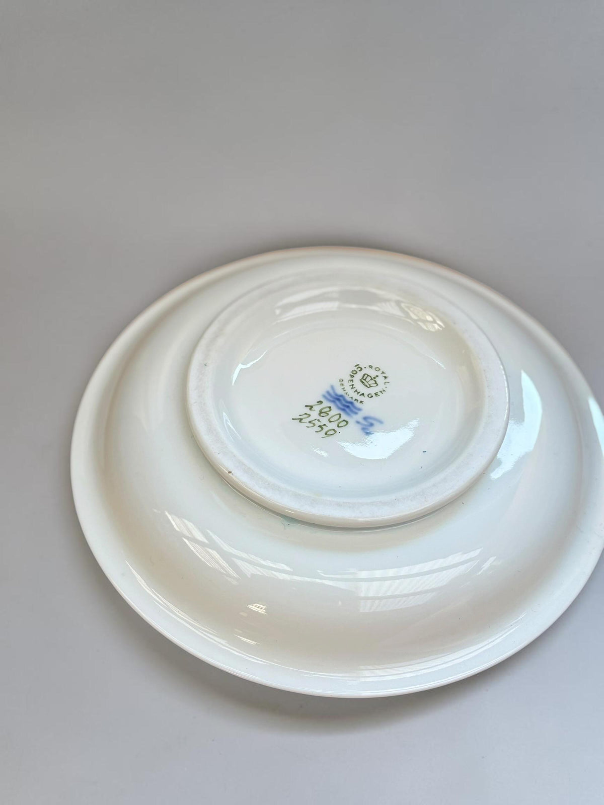 Royal Copenhagen porcelænsskål model 2800/2559 med blå og hvide toner og håndmalede snerleblomster
