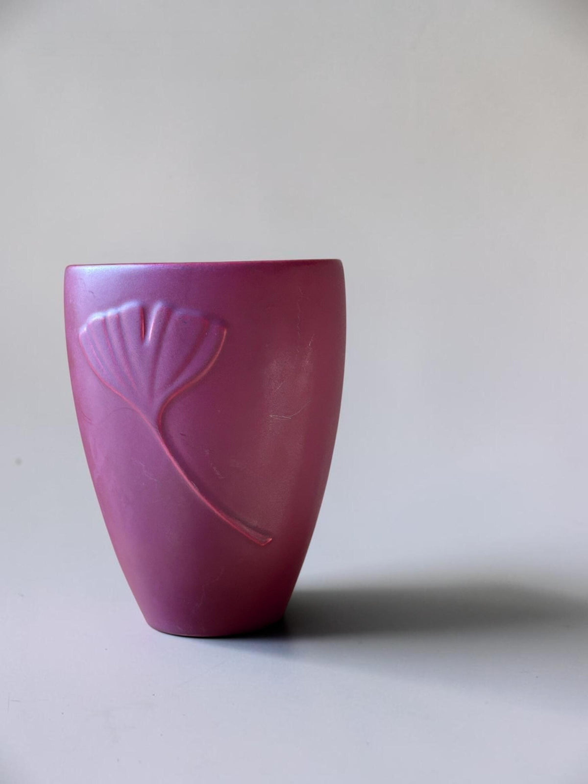 Søholm Ginkgo-vase i mat bordeaux stentøj med præget bladmotiv