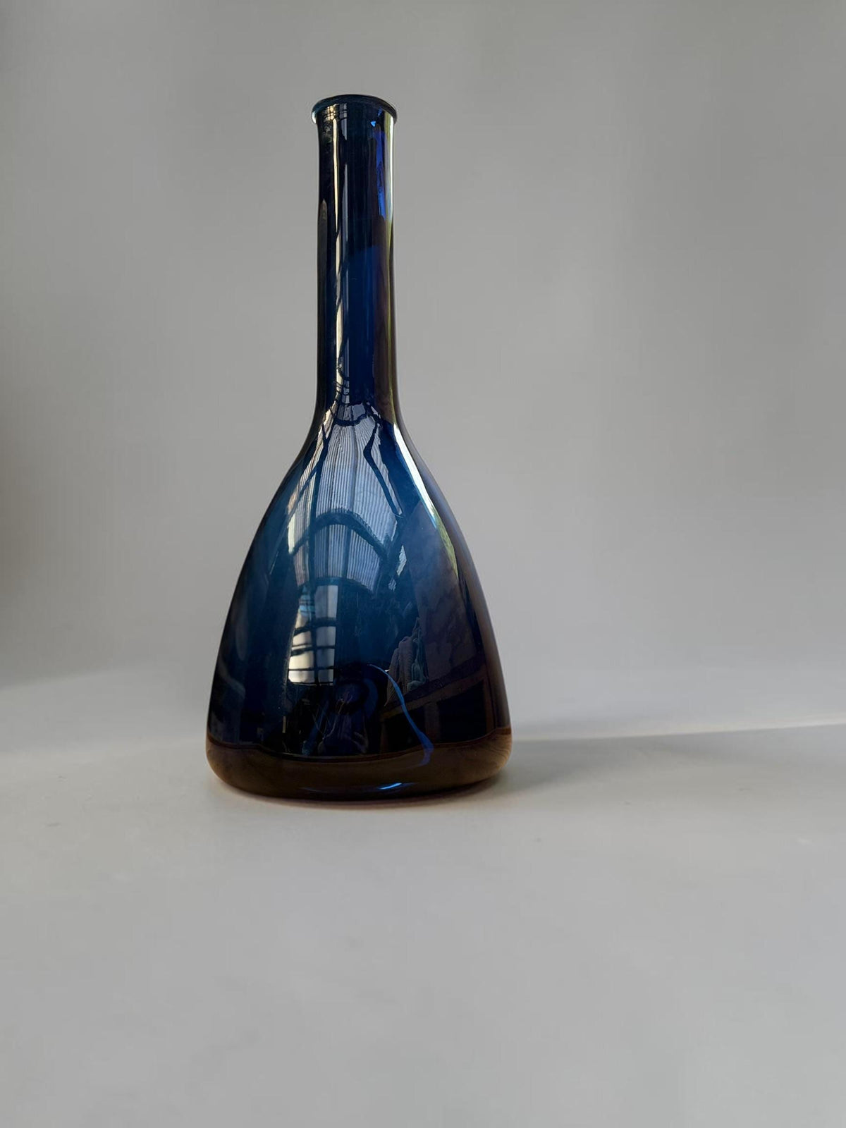 Orrefors sommerso-vase i koboltblåt og ravfarvet glas, 31 cm høj
