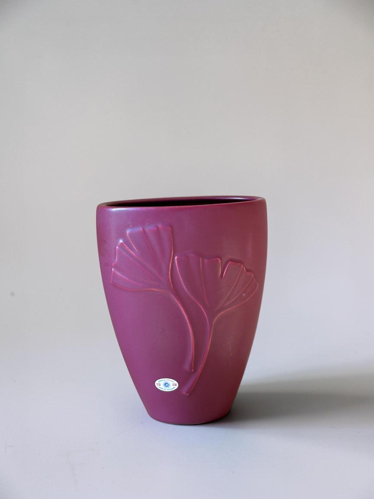 Søholm Ginkgo-vase i mat bordeaux stentøj med præget bladmotiv
