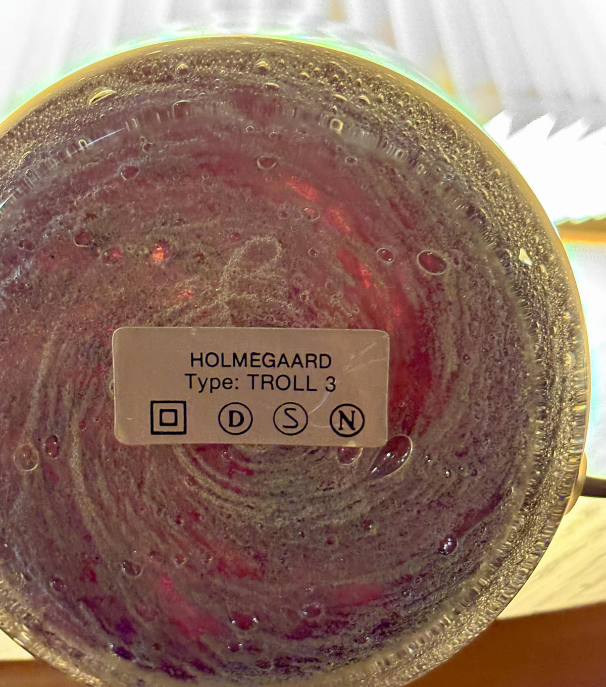 Holmegaard Troll 3 bordlampe i lilla bobleglas med cremefarvet skærm