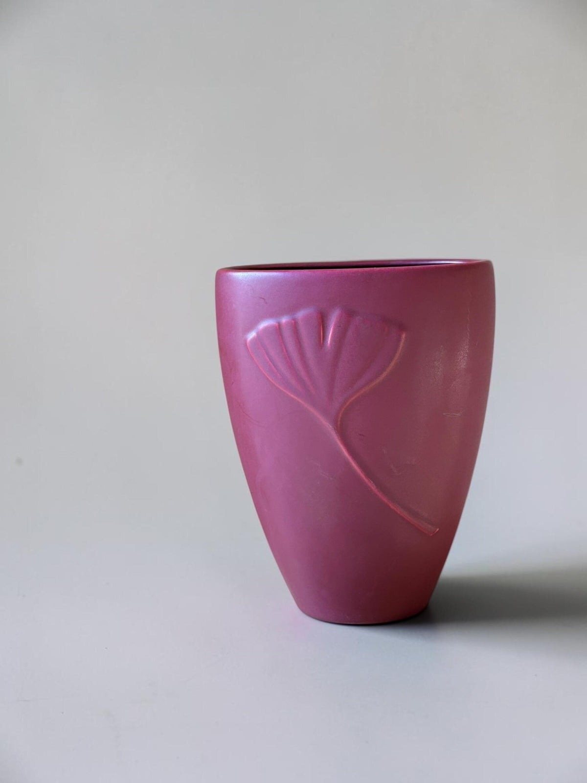 Søholm Ginkgo-vase i mat bordeaux stentøj med præget bladmotiv