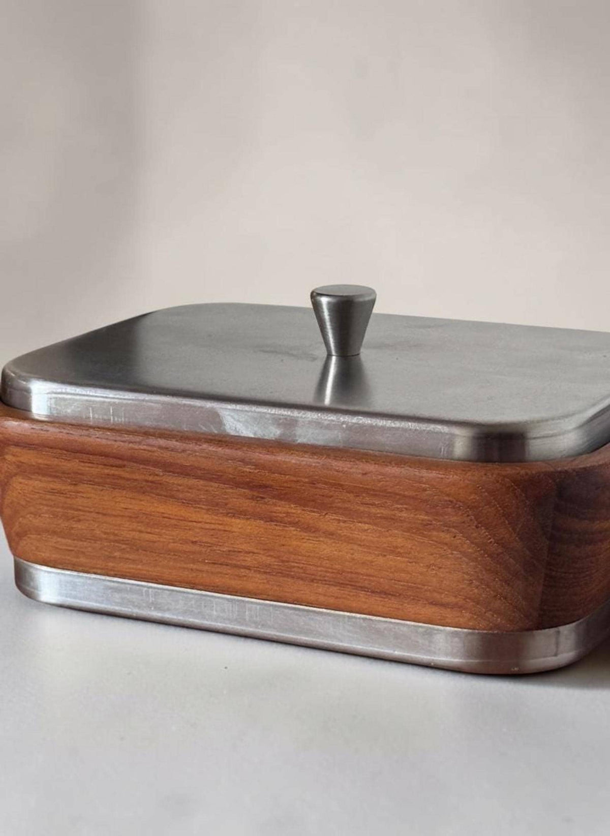 Trip Trap vintage smørskål i brun teak og børstet rustfrit stål, 16 × 12 × 6 cm