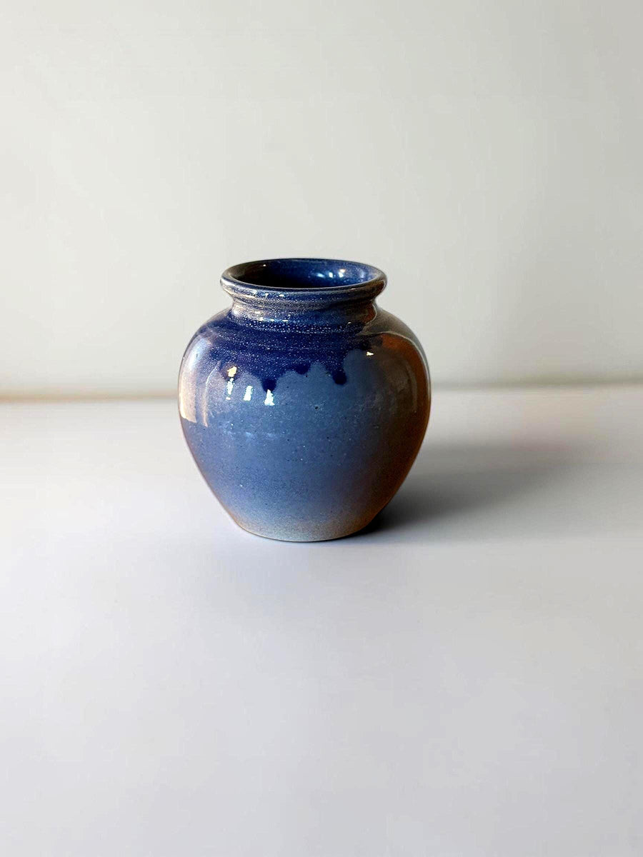 Dansk håndlavet knopvase i koboltblå og lavendelfarvet keramik, 12 cm