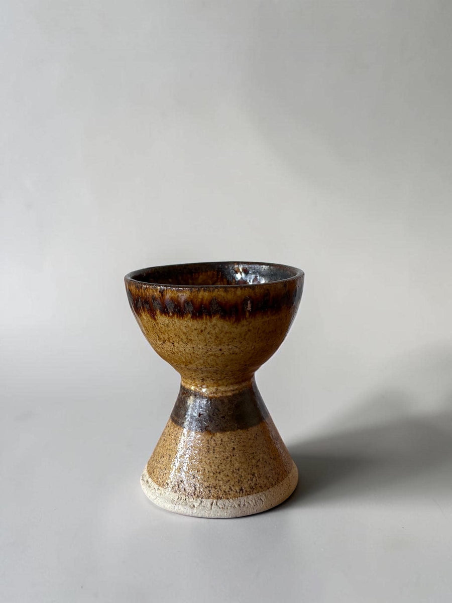 Per Engström timeglasvase i stentøj med rav-, okker- og mørkebrun jernglasur, 10 cm