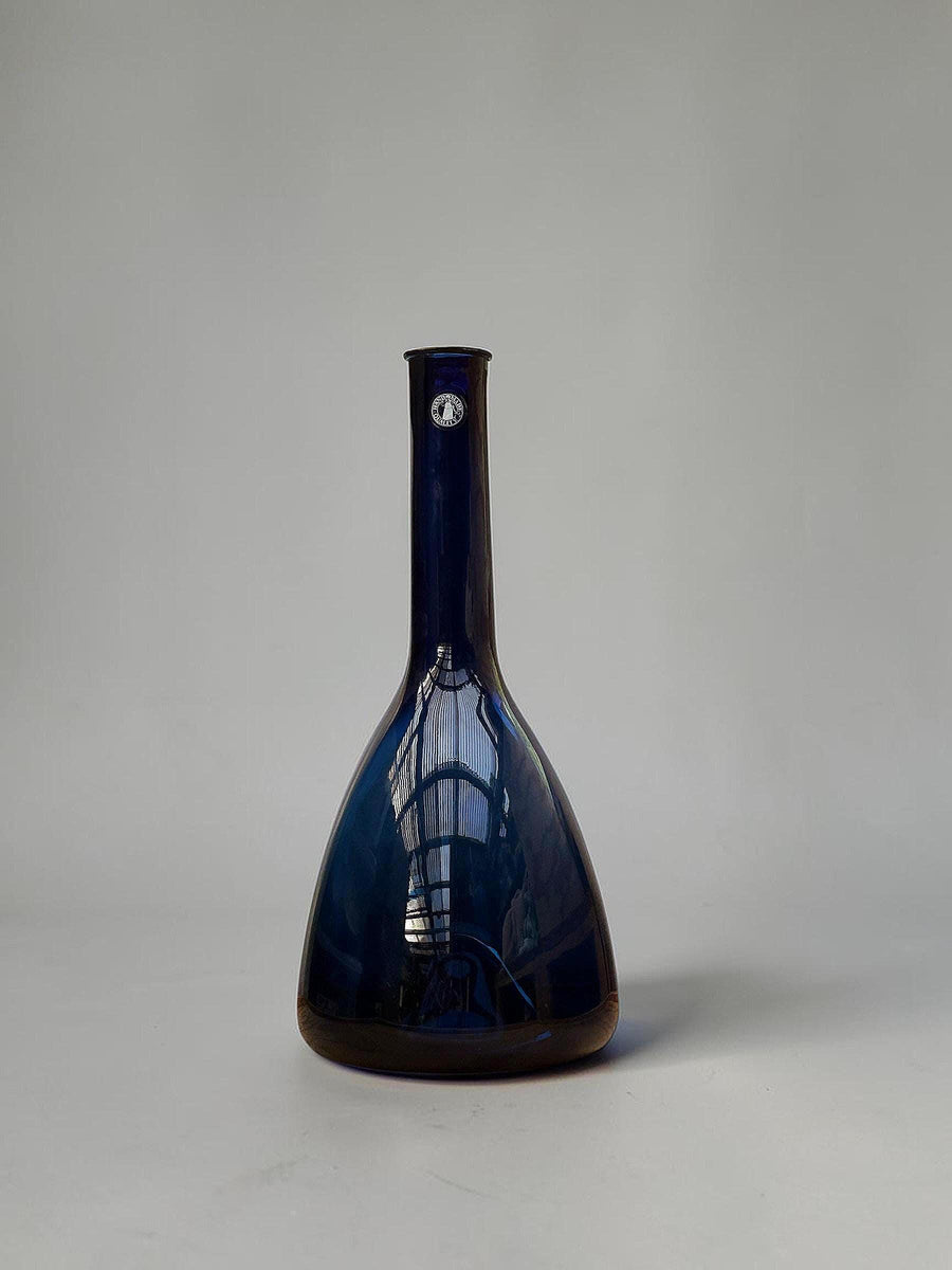 Orrefors sommerso-vase i koboltblåt og ravfarvet glas, 31 cm høj
