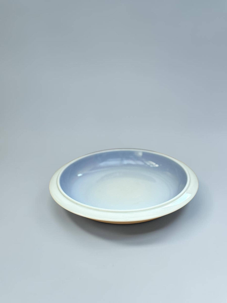 Royal Copenhagen porcelænsskål model 2559 med blå-hvid ombré uden blomsterdekor