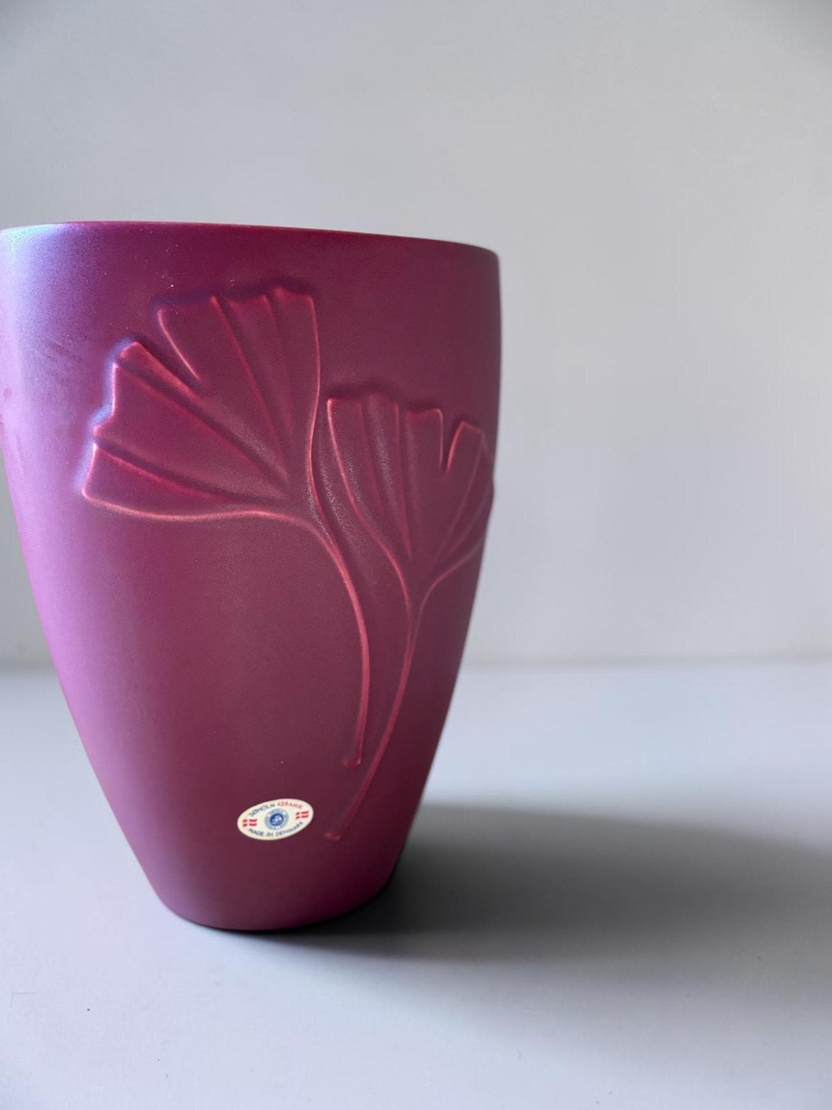 Søholm Ginkgo-vase i mat bordeaux stentøj med præget bladmotiv