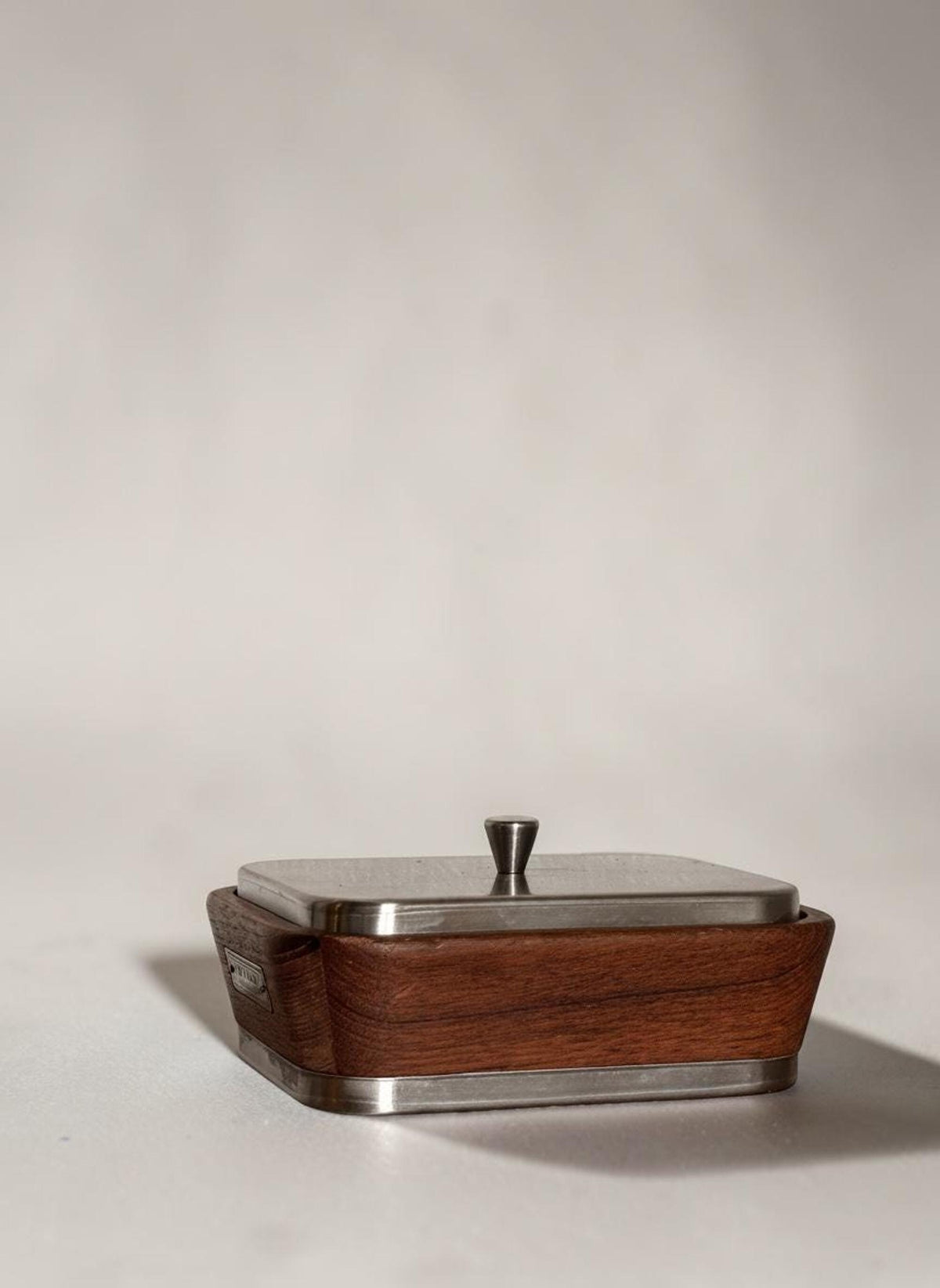 Trip Trap vintage smørskål i brun teak og børstet rustfrit stål, 16 × 12 × 6 cm