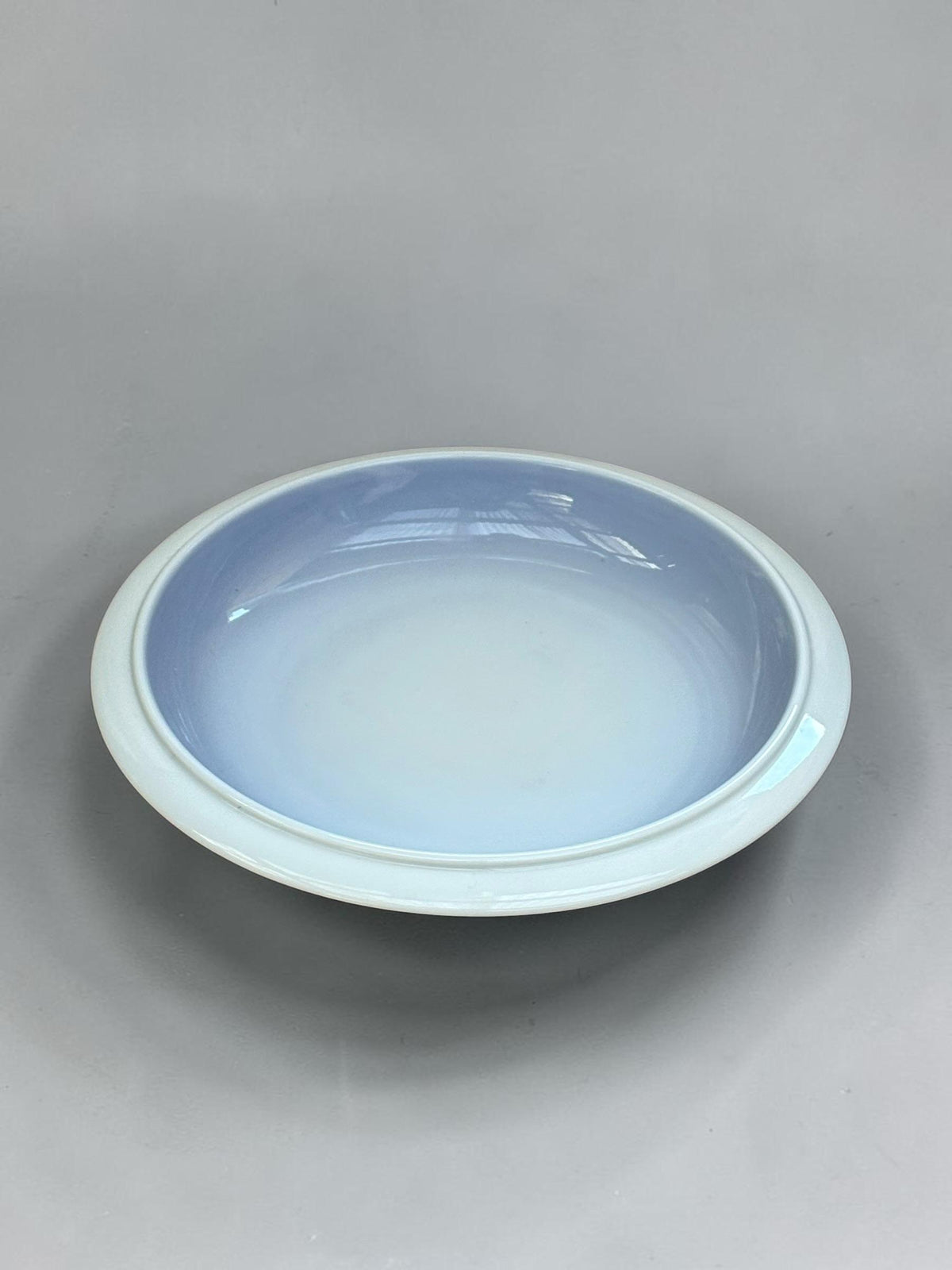 Royal Copenhagen porcelænsskål model 2559 med blå-hvid ombré uden blomsterdekor
