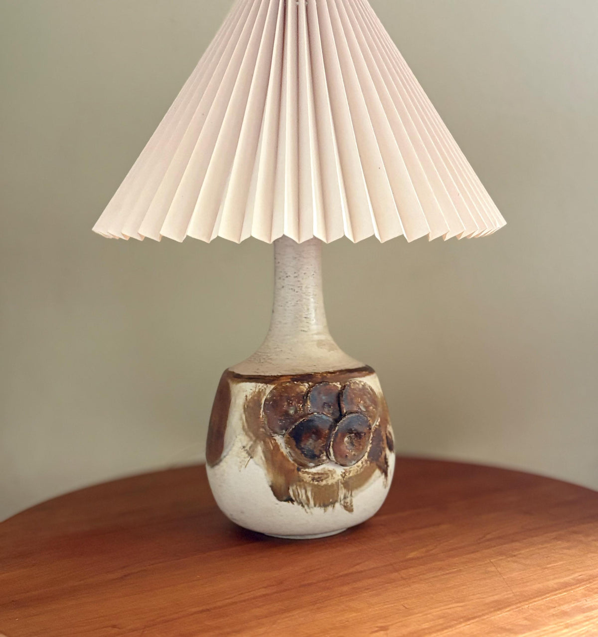 Axella Stentøj bordlampe model 721 med cremeglasur, brune medaljoner og original plisseret skærm
