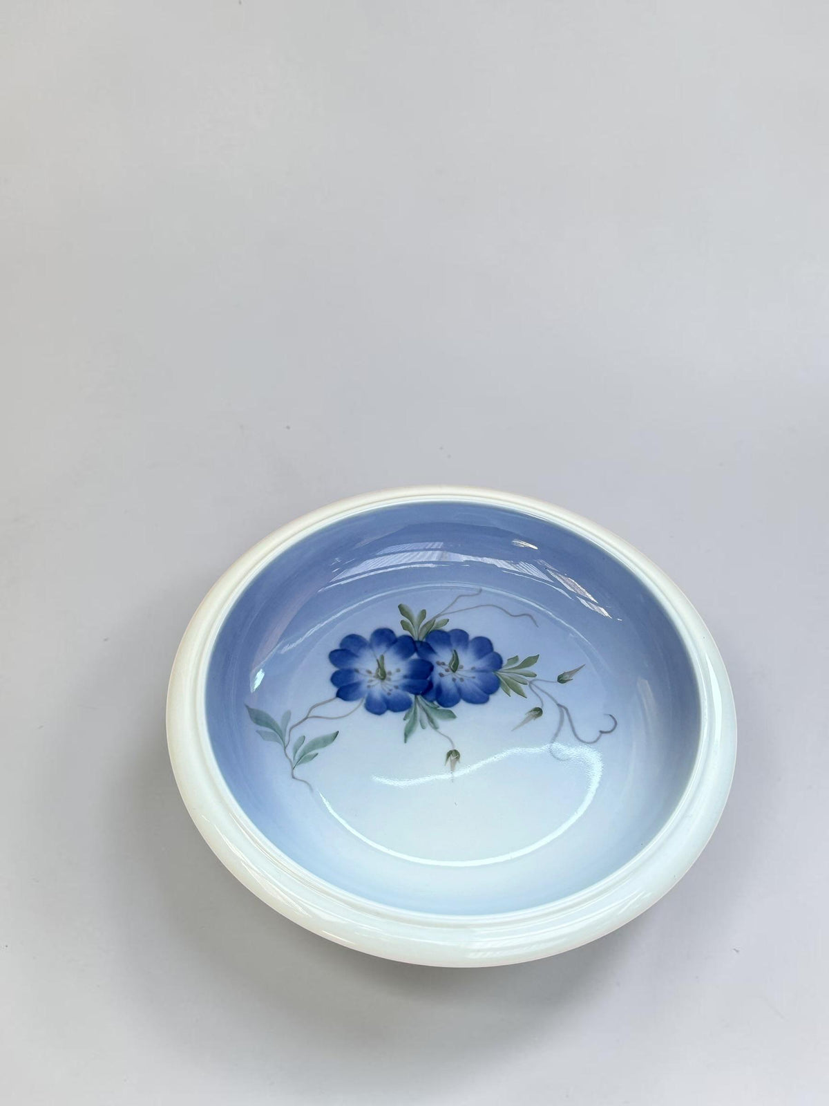 Royal Copenhagen porcelænsskål model 2800/2559 med blå og hvide toner og håndmalede snerleblomster