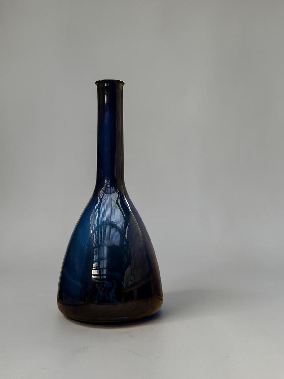 Orrefors sommerso-vase i koboltblåt og ravfarvet glas, 31 cm høj