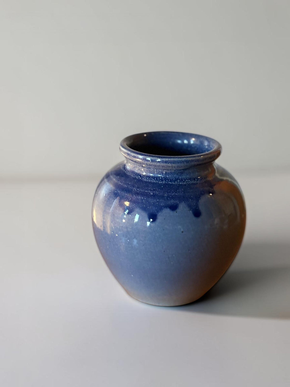 Dansk håndlavet knopvase i koboltblå og lavendelfarvet keramik, 12 cm