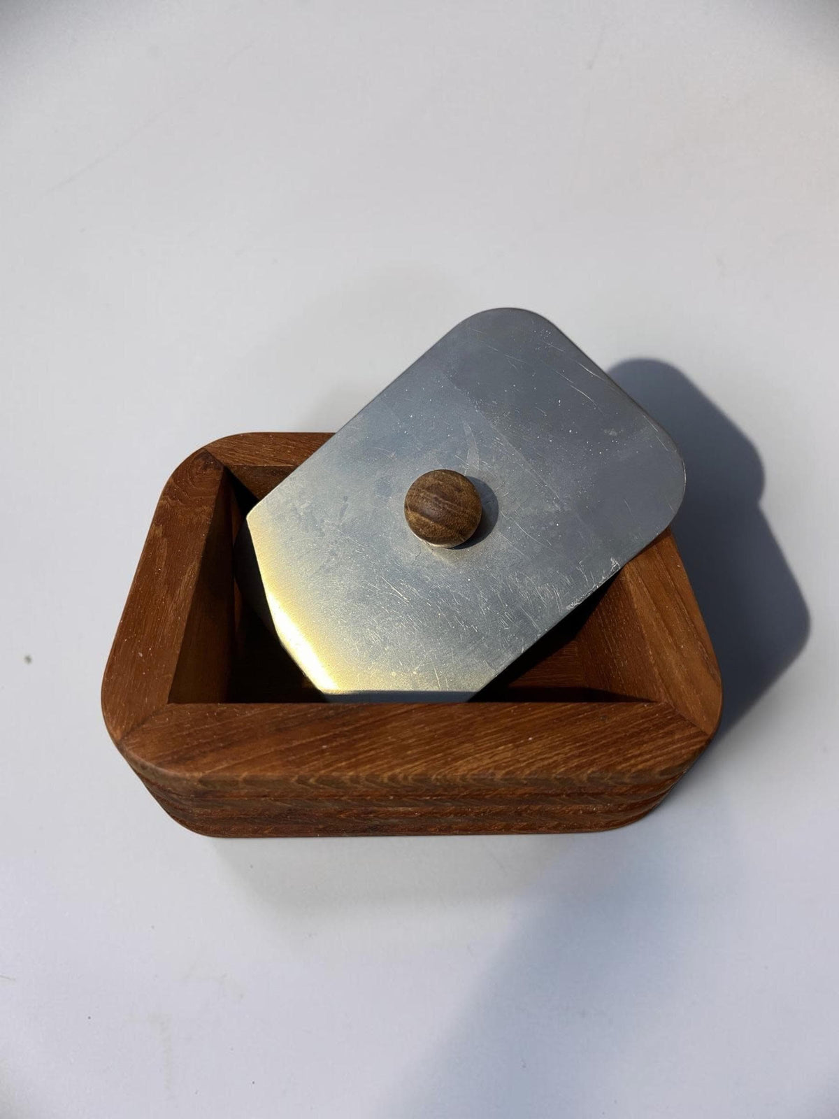 Trip Trap smørboks i teak med drejeligt låg af børstet aluminium