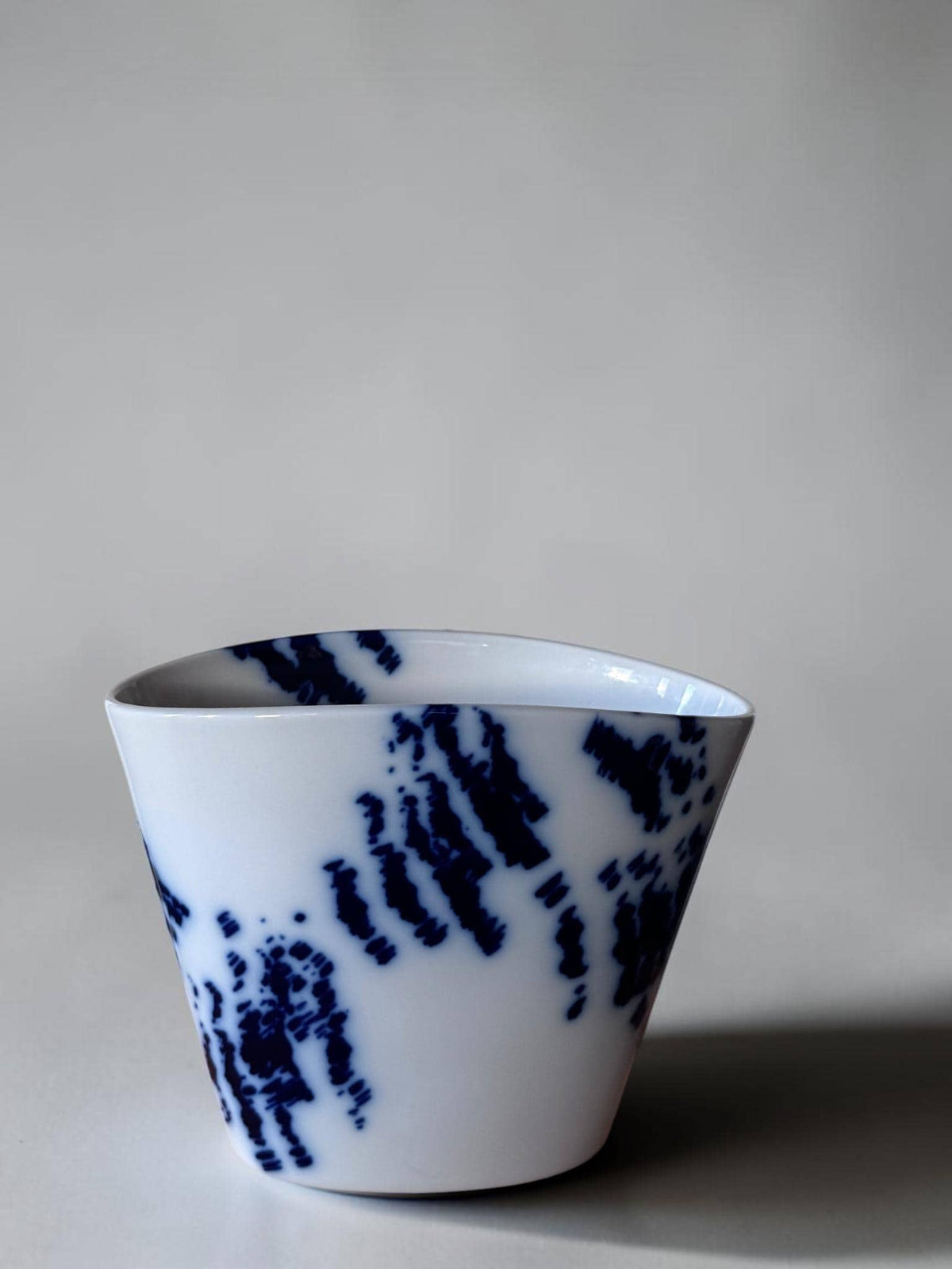Royal Copenhagen model 367 porcelænsvase af Ivan Weiss med koboltblå dekoration