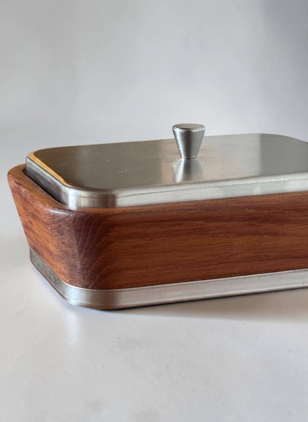 Trip Trap vintage smørskål i brun teak og børstet rustfrit stål, 16 × 12 × 6 cm