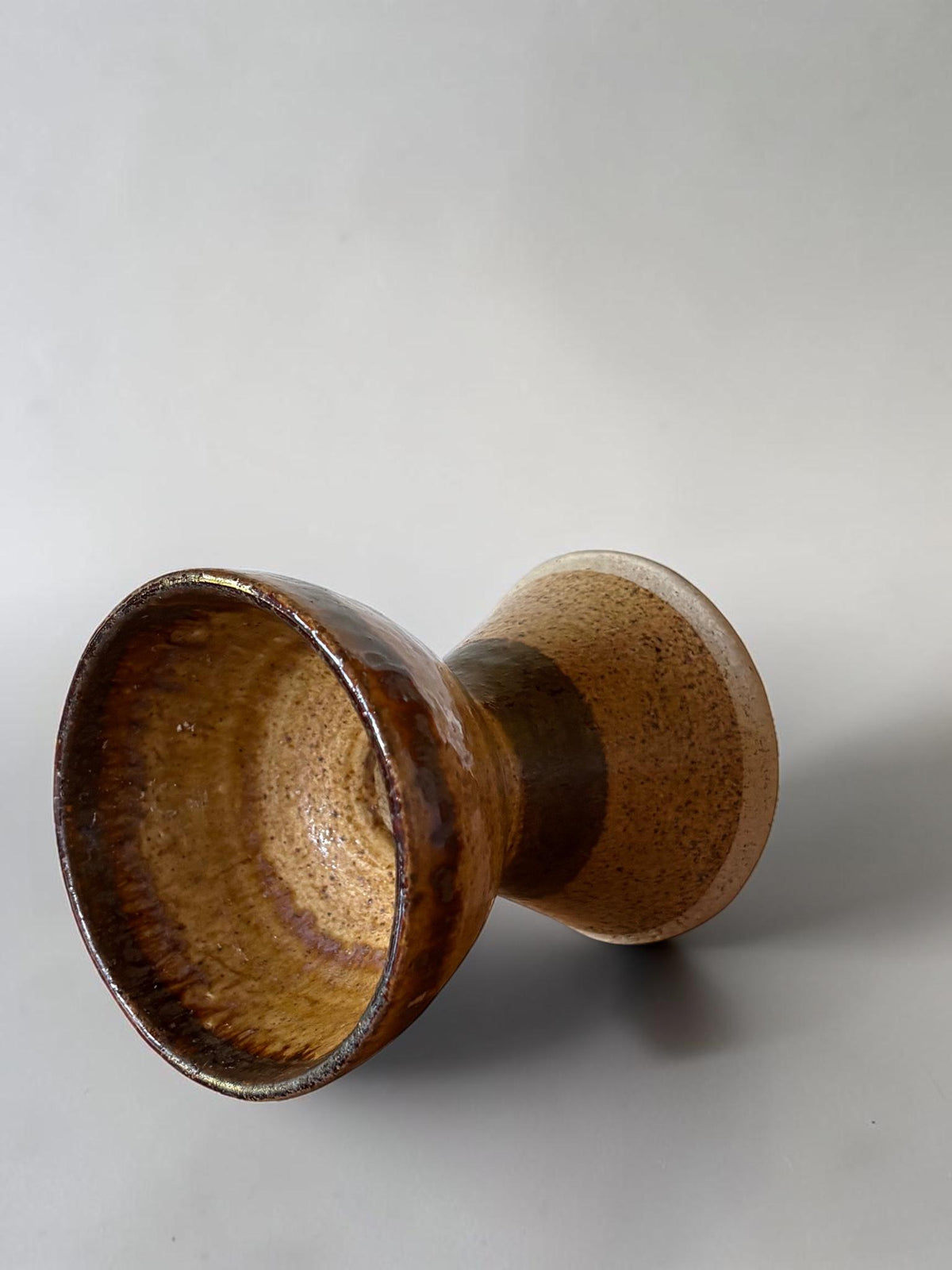 Per Engström timeglasvase i stentøj med rav-, okker- og mørkebrun jernglasur, 10 cm