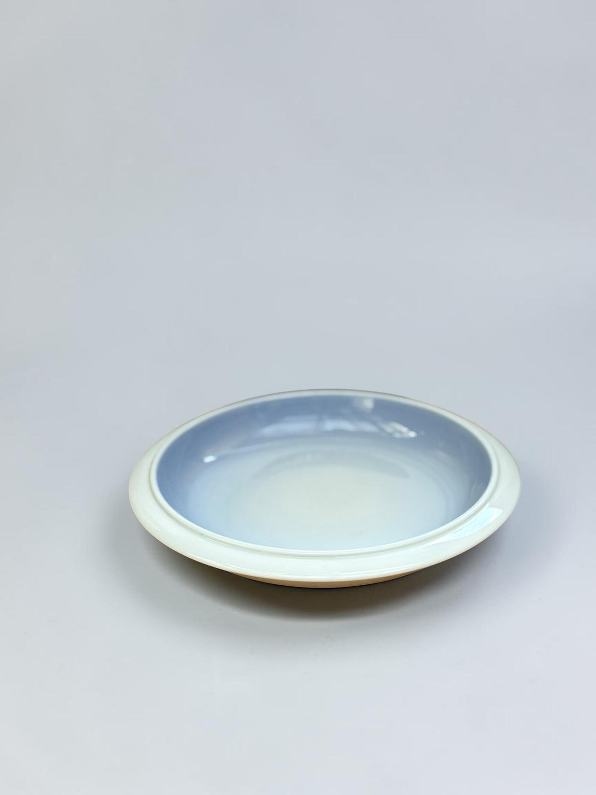 Royal Copenhagen porcelænsskål model 2559 med blå-hvid ombré uden blomsterdekor