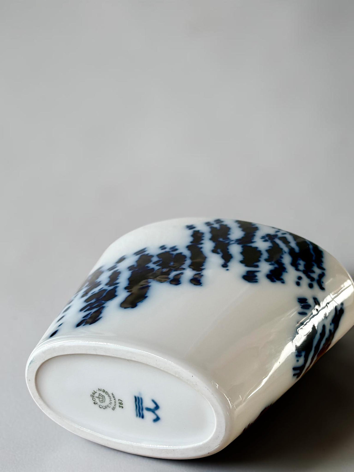 Royal Copenhagen model 367 porcelænsvase af Ivan Weiss med koboltblå dekoration