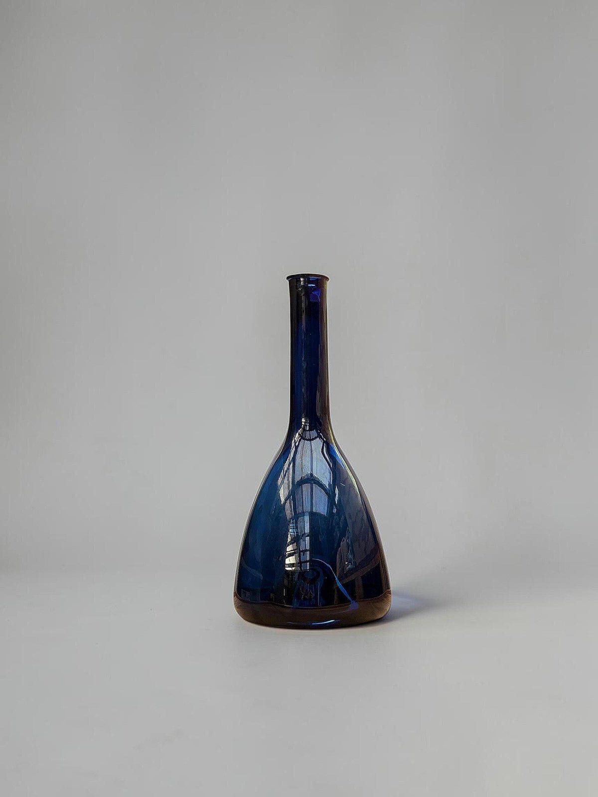 Orrefors sommerso-vase i koboltblåt og ravfarvet glas, 31 cm høj