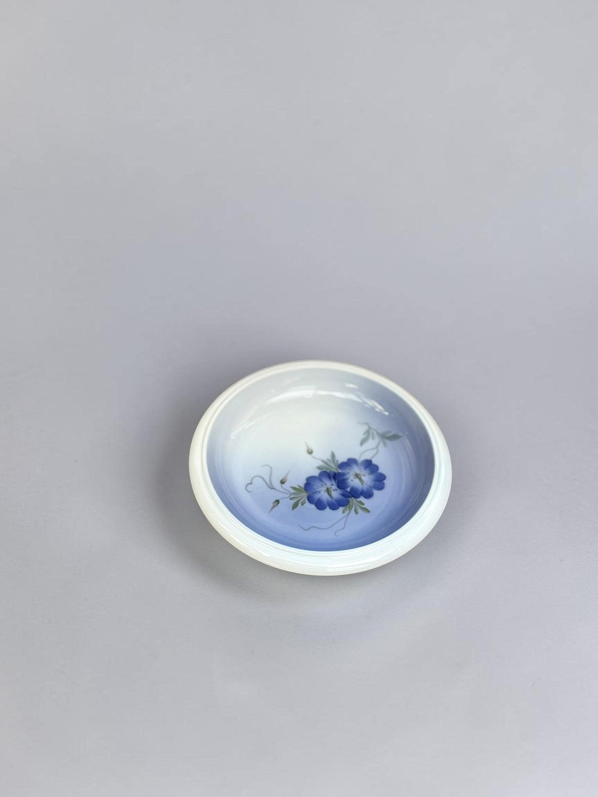 Royal Copenhagen porcelænsskål model 2800/2559 med blå og hvide toner og håndmalede snerleblomster