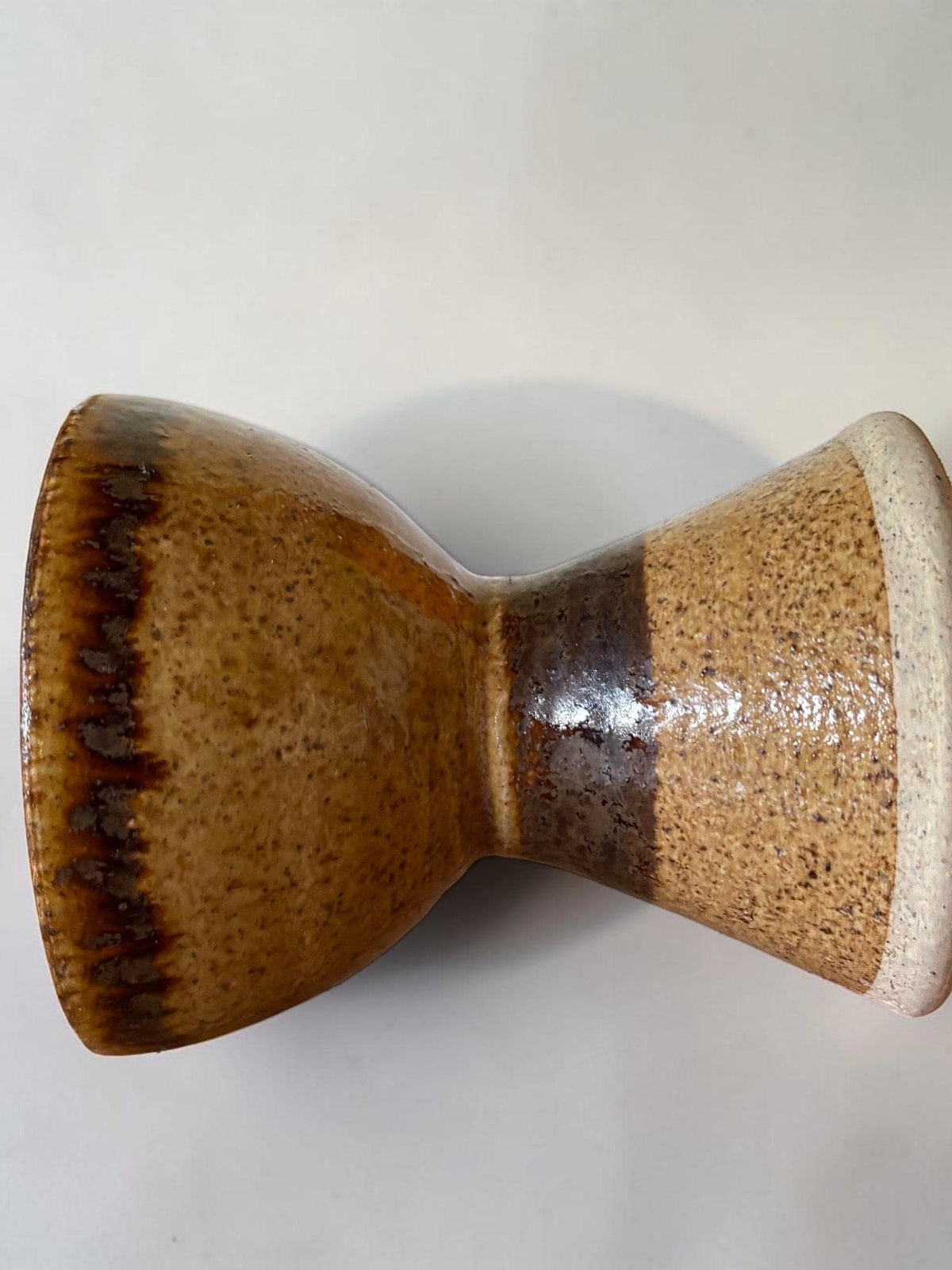 Per Engström timeglasvase i stentøj med rav-, okker- og mørkebrun jernglasur, 10 cm