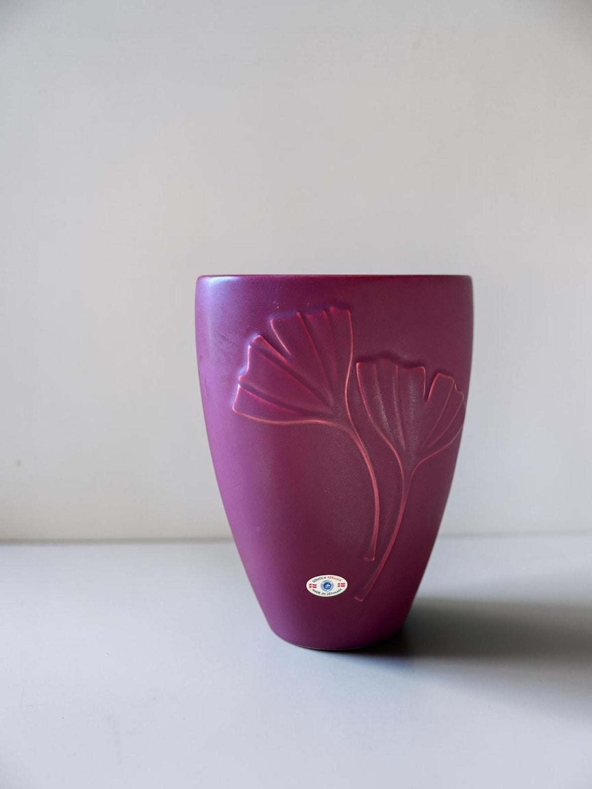 Søholm Ginkgo-vase i mat bordeaux stentøj med præget bladmotiv