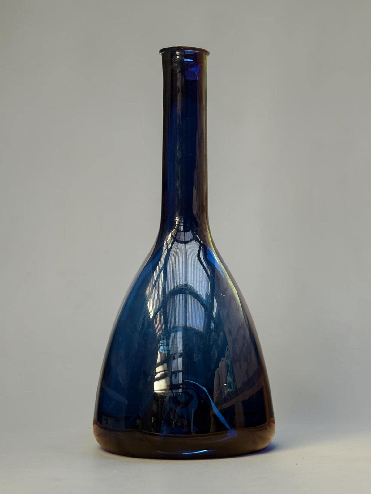 Orrefors sommerso-vase i koboltblåt og ravfarvet glas, 31 cm høj