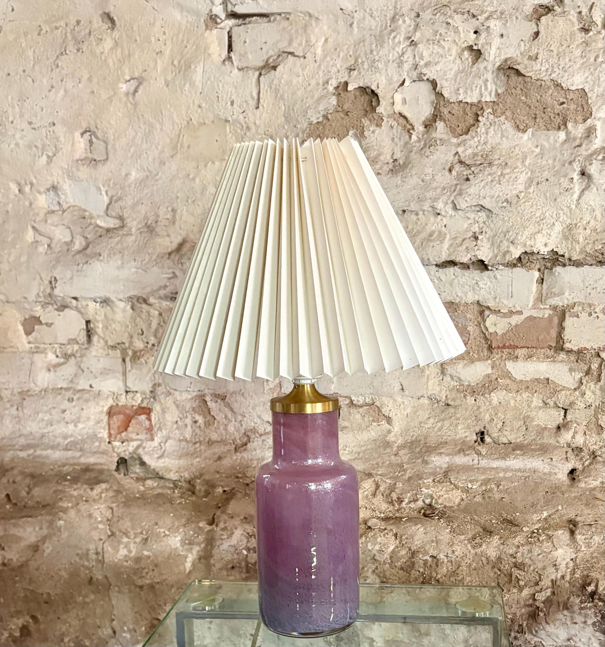 Holmegaard Troll 3 bordlampe i lilla bobleglas med cremefarvet skærm